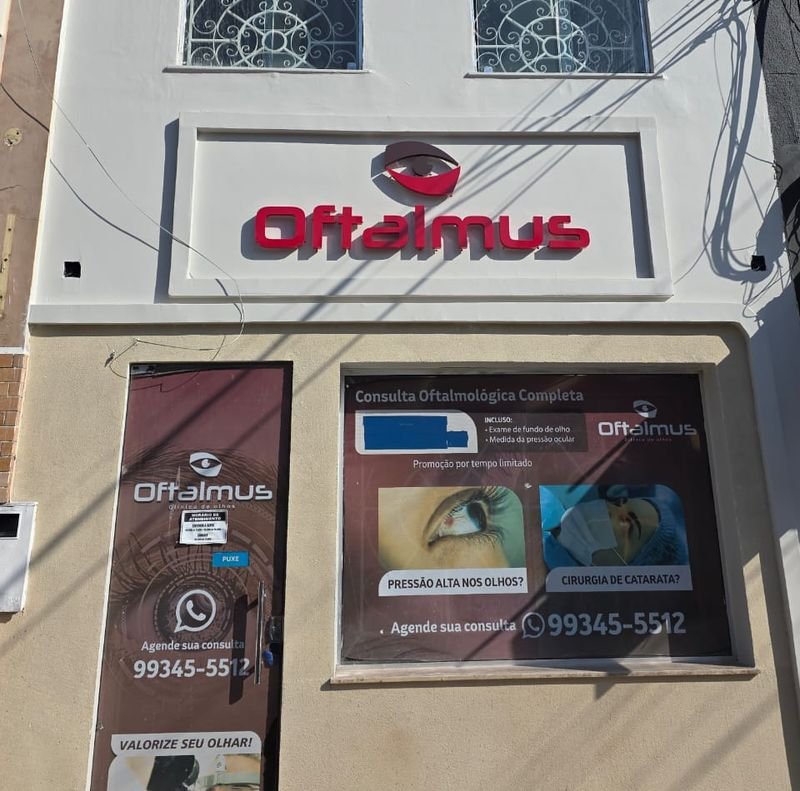 Fachada da Oftalmus na Rua Saldanha Marinho, com a logo vermelha da clínica